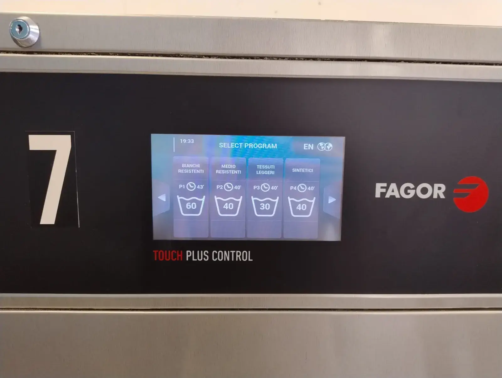 Display touch di una lavatrice Fagor con la selezione dei programmi di lavaggio